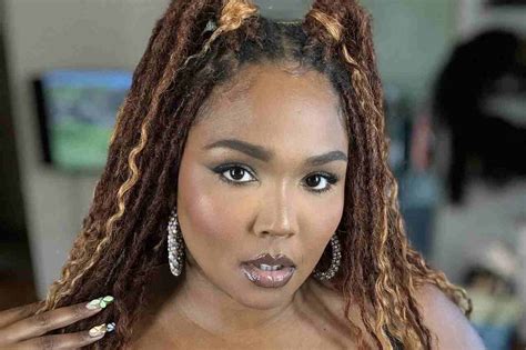 Lizzo shows off her voluptuous curves as she poses ...